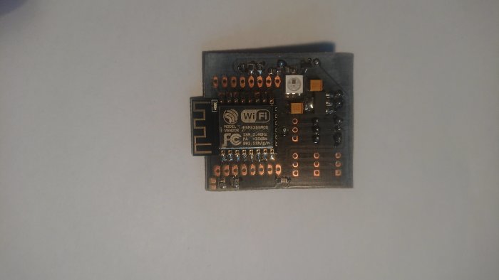 Hemmasnickrad sensormodul med ESP8266 för WiFi-koppling och anslutna komponenter på kretskort.