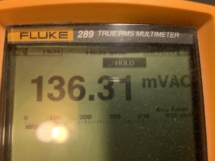 Digital multimeter som visar en mätning på 136.31 millivolt.