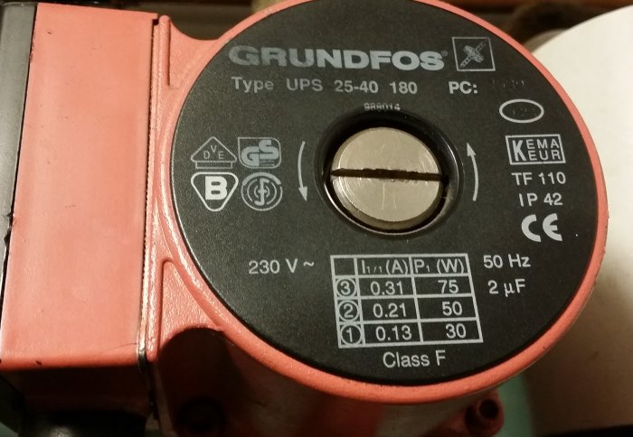 Specifikationsetikett på en Grundfos cirkulationspump med tekniska data.