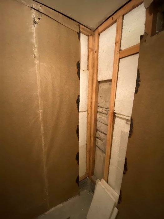 Pågående badrumsrenovering med nakna regelväggar, lecablock, murad siporex och synlig frigolitisolering.