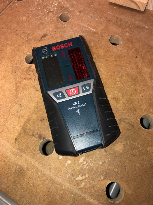Begagnad Bosch laser mottagare LR2 Professional på ett träbord, visar röda sifferdisplayen, till försäljning för 500 kr.