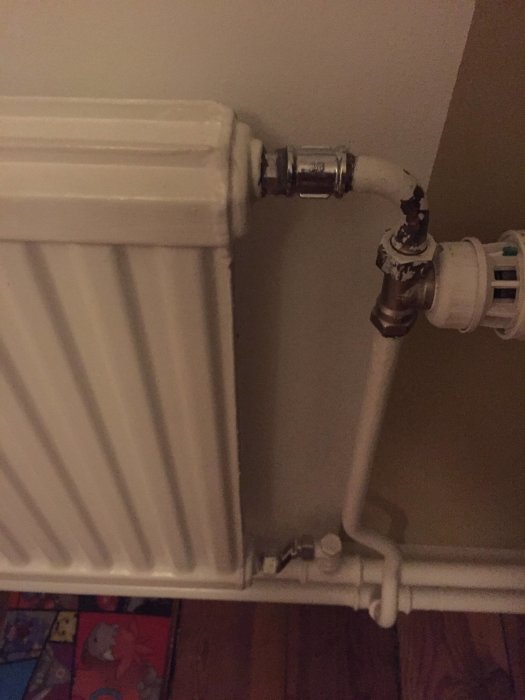 Ett element med en excenterkoppling nederst och en övergångsnippel uppåt ansluten till rörinstallationen.