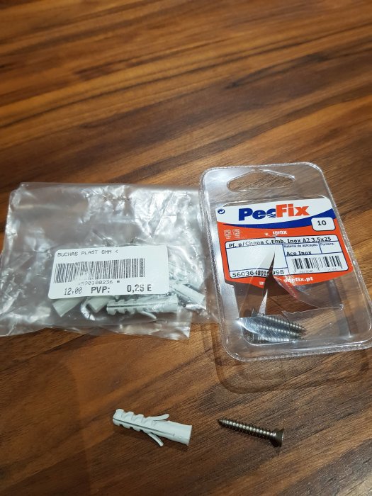 6mm plastpluggar och Inox A2 3,5x25 skruvar på träbord använda för sänglampor.
