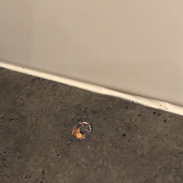 Märke på köksbänk i stenmaterial med skadad yta och permanent synlig fläck.