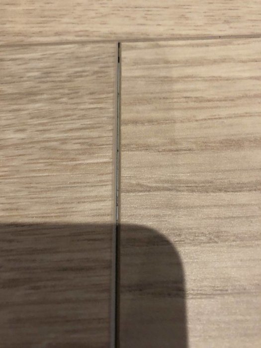 Närbild på en skarv mellan två träpaneler med synlig springa