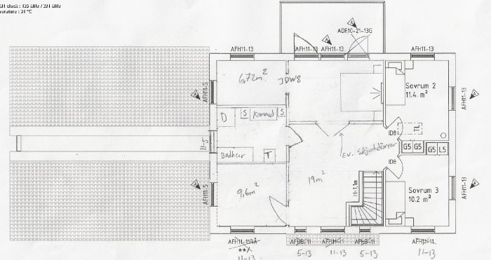 Arkitektritning av en övervåning med sovrum, walk-in closet och balkong.