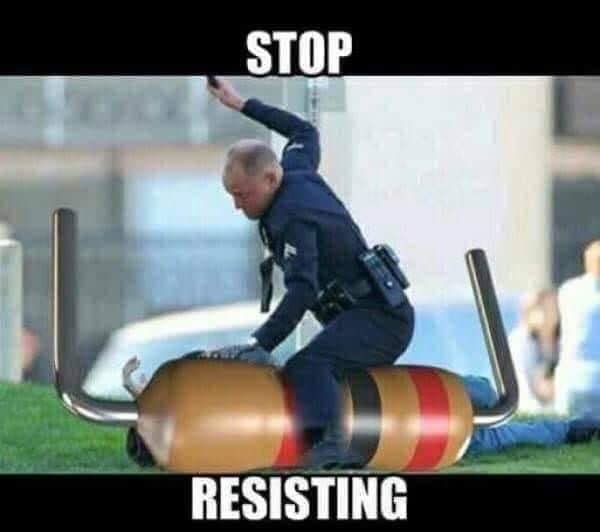 Polis som sitter på en jättestor resistor med texten "STOP RESISTING