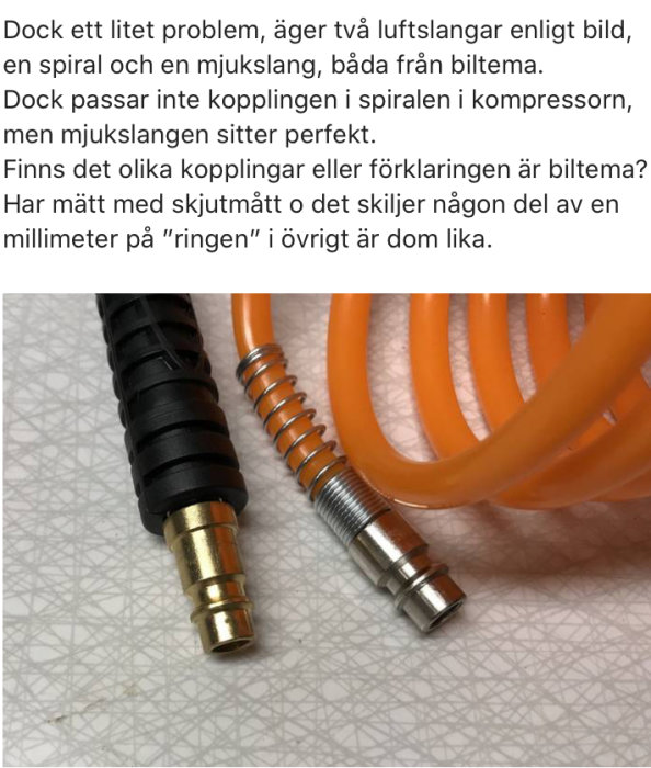 Två luftslangar med kopplingar, en med svart spiral och den andra med orange spiral.