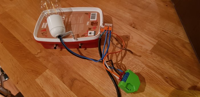 DIY-uppkoppling av en 230V LED-lampa med inbyggd driver i en pepparkaksdegsask, testad med momentana brytare.