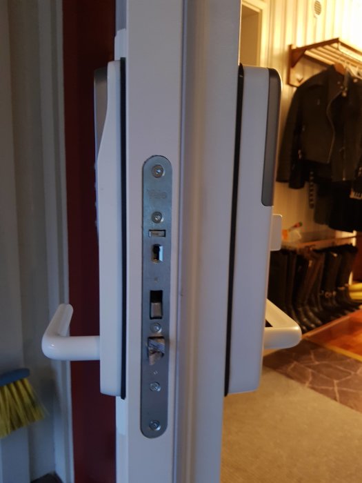 Nyinstallerad Kaski "Grebbestad" ytterdörr med vit handtag och låskista synlig, anpassad för Yale Doorman V2N.