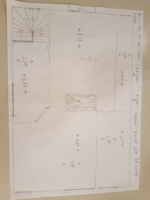 Handritad skiss av en övervåningsplanlösning med måttangivelser, trappa och murstock.