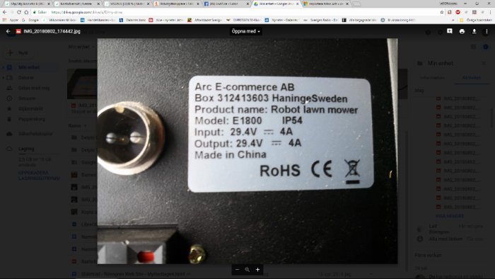 Etikett på en robotgräsklippare modell E1800 som visar produktnamn, modell, input/output och tillverkningsland.