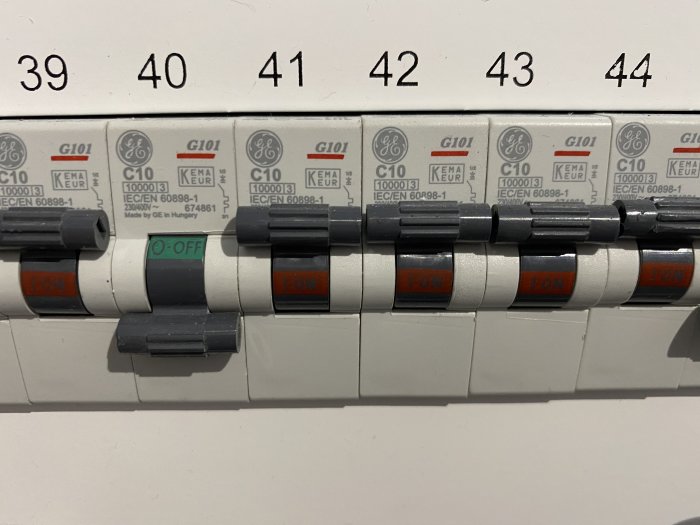 Elskåp med säkringar märkta med nummer 39 till 44, säkring 40 är av och 41 är på, förmodligen kopplat till en balkong.