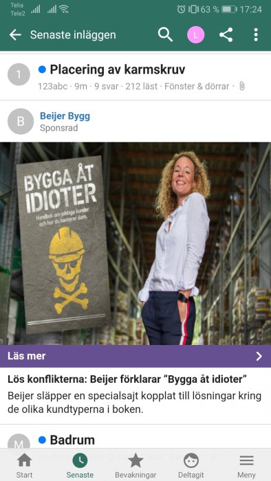 Reklambild för "Bygga åt Idioter" med en leende kvinna och en bok i byggmiljö.