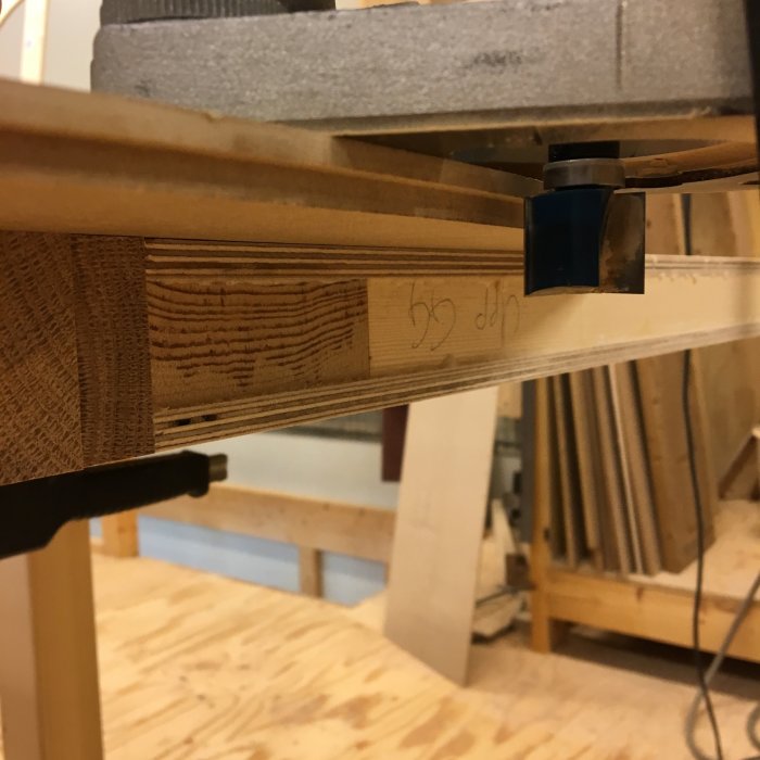 Fräsverktyg som skapar en spår i trä under snickeriarbete, med inriktning på precision och detaljarbete.
