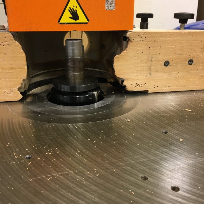 Vertikalfräs i aktion som formar trä, verktyg med diameter 140 mm och mallring 120 mm synlig.