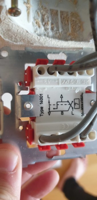 Närbild av en öppen elektrisk strömbrytare med synlig kopplingsschema.