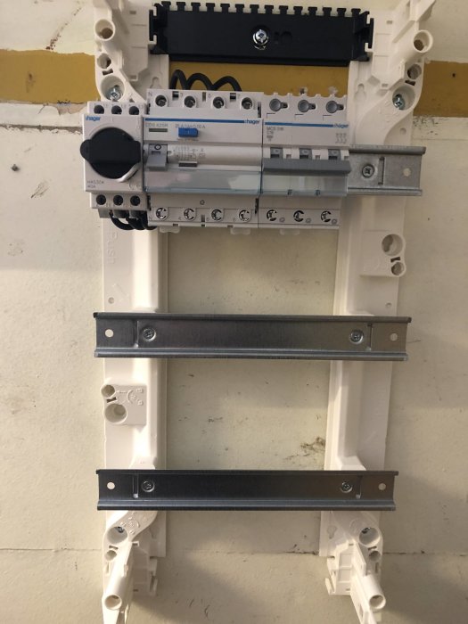 Installation av elcentral med öppen fråga om borttagning av bygel mellan N och PE vid TN-S system.