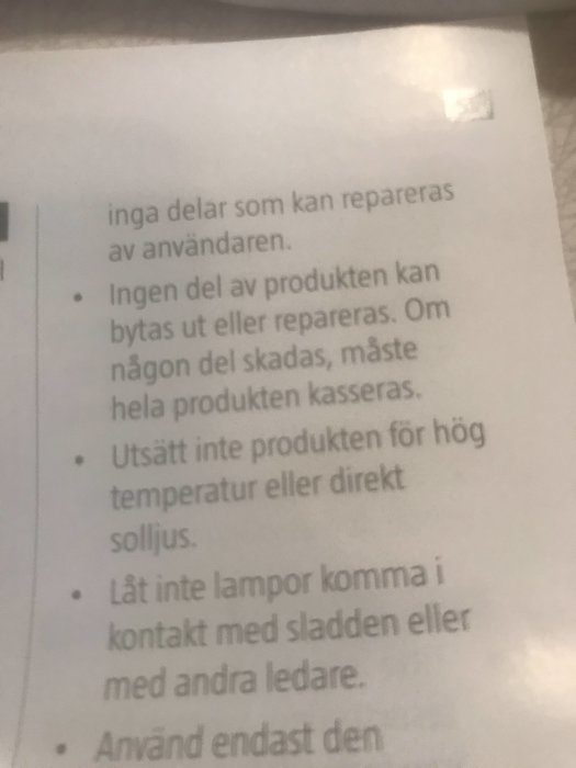 Bild på en bruksanvisning med varningstexter, inklusive rekommendationer för användning och vad man bör undvika.