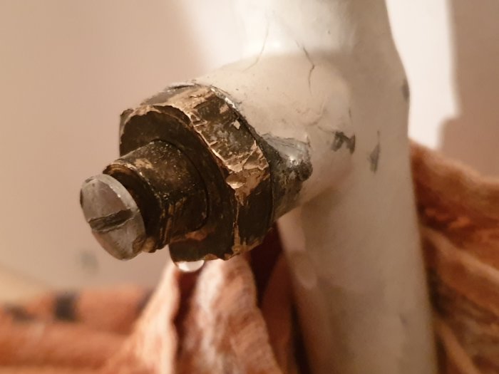 Närbild på en skadad och korroderad ventil som behöver ersättas, storlek mellan R10 och R15.