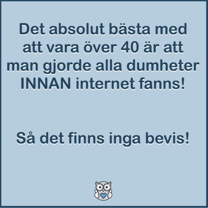 Text på en blå bakgrund som skämtsamt uttrycker fördelen med att vara över 40 och ha gjort dumheter före internets tid.