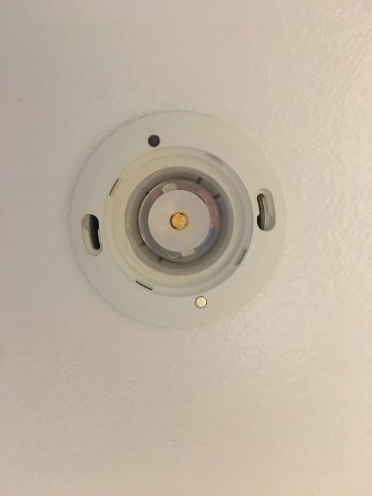 LED-lampa monterad i takspot, synlig i öppen armatur som behövs tas ur.