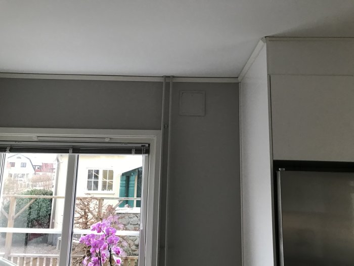 Renoverat kök med elrör längs fönsterväggen och täcklock där ett vägguttag tidigare varit.