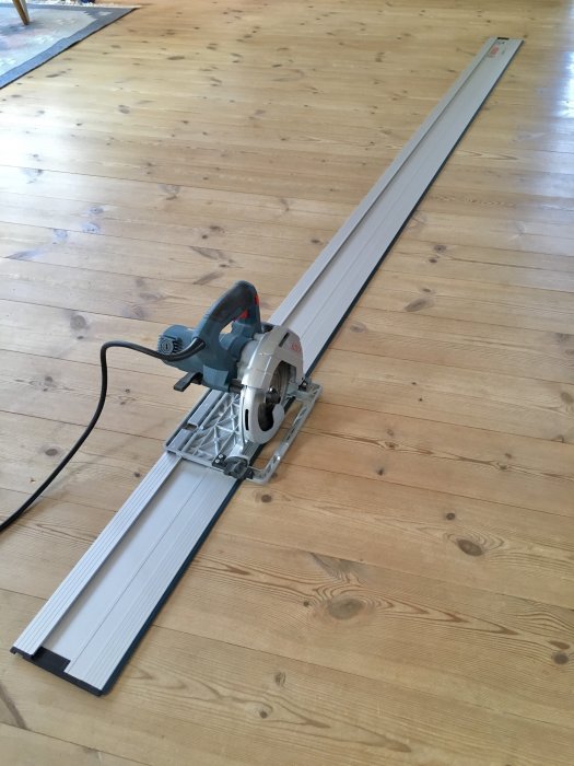 FSN 3100 skensystem med cirkelsåg på trägolv.