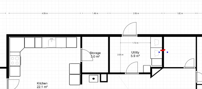 Planritning av ett hus med markerad blå prick för avlopp och rött streck för vattenintag i en framtida tvättstuga.