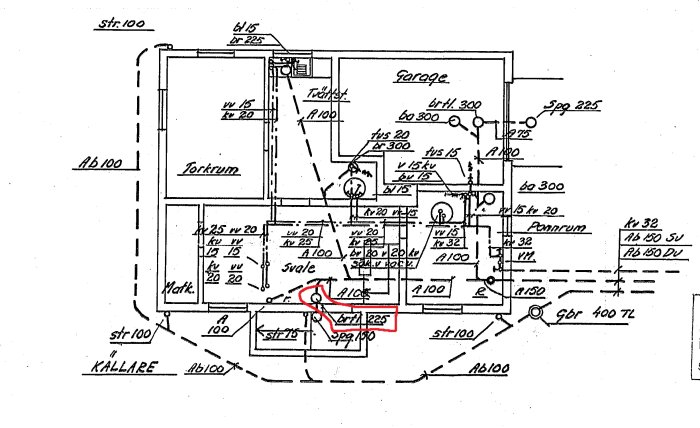 Arkitektritning av husets källarplan med en markerad brunn benämnd "brtl225" nära ytterdörren.