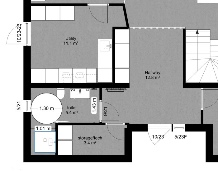 Arkitektonisk ritning av en husplan som visar utformningen av en hall och ett badrum med mått för tillgänglighet.