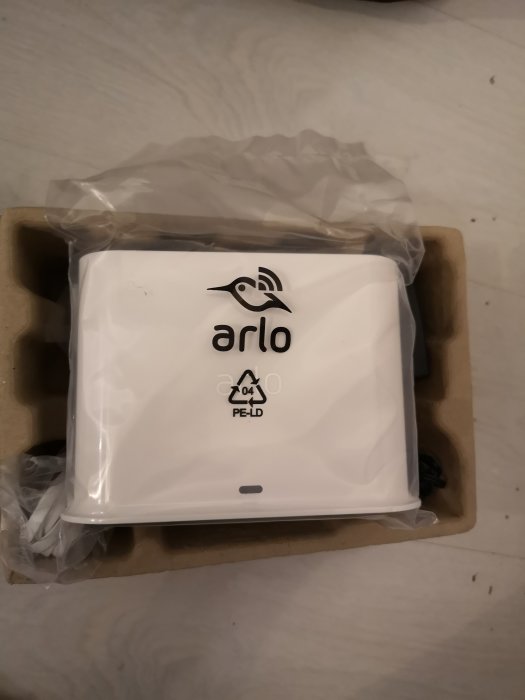 Arlo Pro 2 basstation i förpackning, ej överensstämmande med beskrivning för larmfunktion.