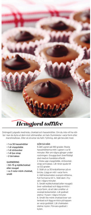 Hemgjord toffee med kolafyllning och mörk chokladtopp i pappersformar, ovanpå ett recept.