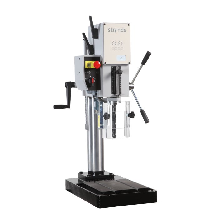 Pelarborrmaskin av märket Strands med ergonomisk höjd för arbete stående.