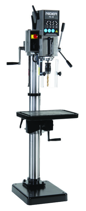 En stående Nider NI25 pelarborrmaskin, med specifikationer synliga på toppen, används i byggsammanhang.