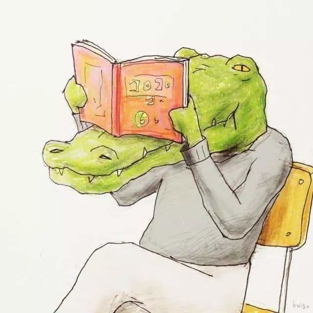 Illustration av en alligator med mänskliga drag som läser en bok med siffror på omslaget, sittande på en stol.