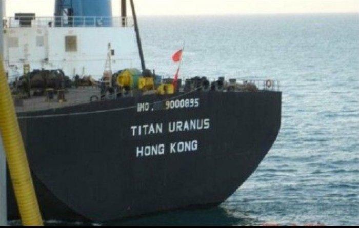 Fartygs akter med namnet "TITAN URANUS HONG KONG" mot havsbakgrund