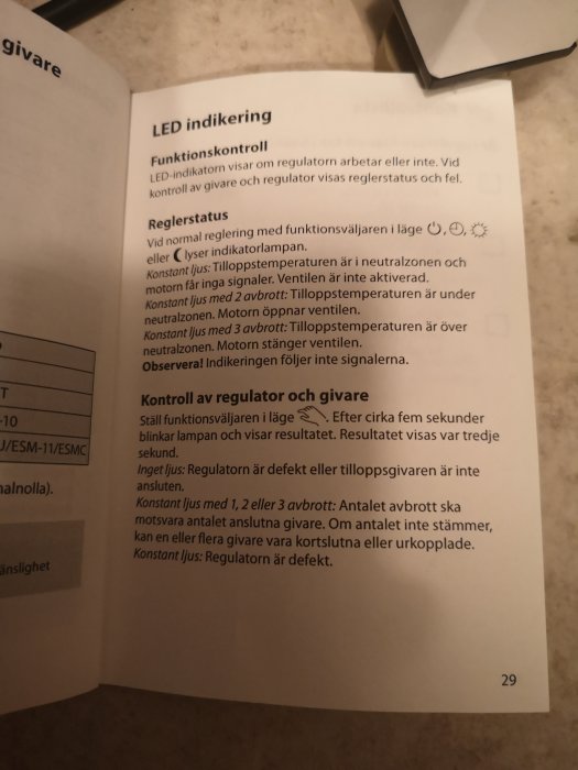 Manuell sida om LED-indikering för kontroll av regulator och givare med instruktionstext.