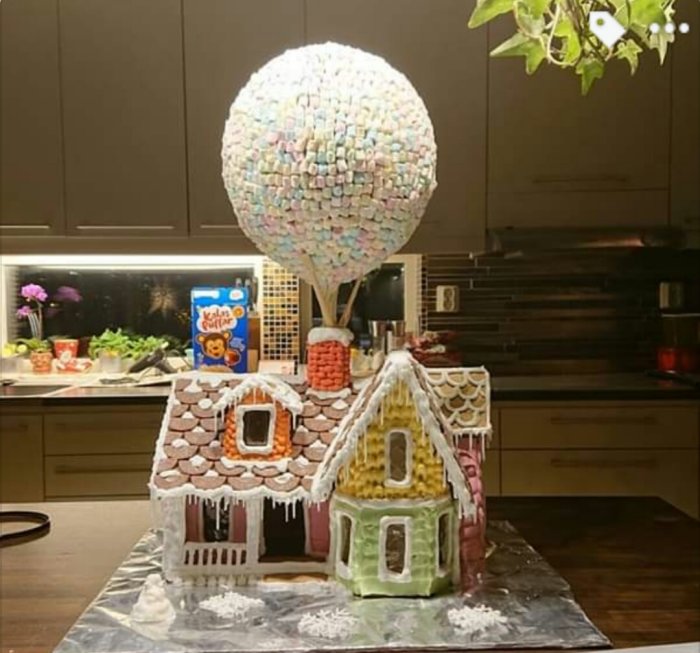 Ett pepparkakshus med en stor, rund ballong täckt av färgade marshmallows som ska föreställa huset från filmen "Up".