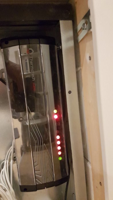 Elcentral med en röd och flera gröna lysdioder tända, indikerande en möjlig felkod.