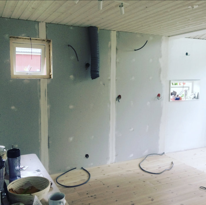 Omfattande renovering av kök med väggar förberedda för kakling och elinstallationer synliga.