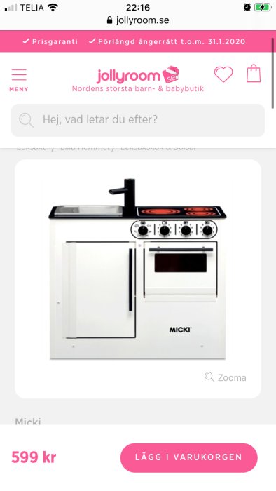 Barnspis i vit design med glashäll, ugn och reglage, märkt med "MICKI" och prisangivelse 599 kr.