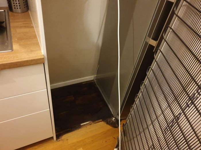 Delad bild av ett köksskåp bredvid en diskho och en närbild av en elementskyddsgaller.