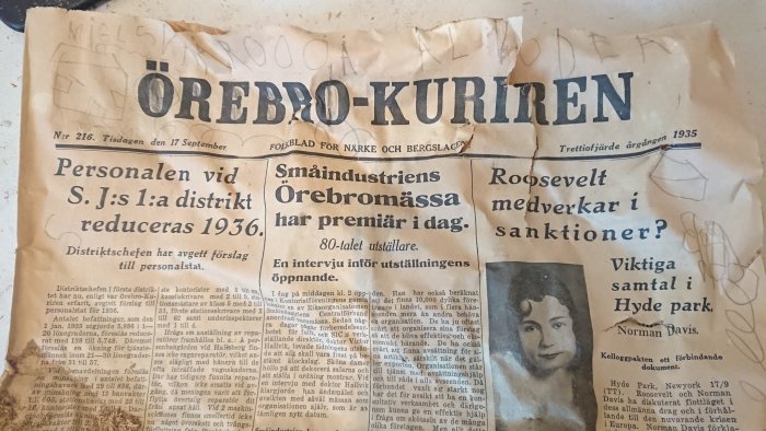 Gammal tidning med texten "ÖREBRO-KURIREN", datumet 1936 och nyheter, några skisser syns i kanten.