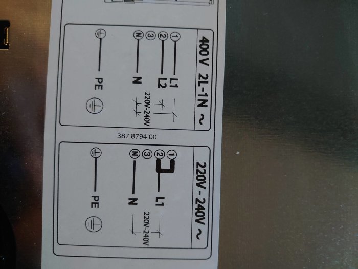 Elanslutningsschema för induktionshäll med etiketter för PE (jord), N (noll), L1 (fas), och spänningsangivelser.