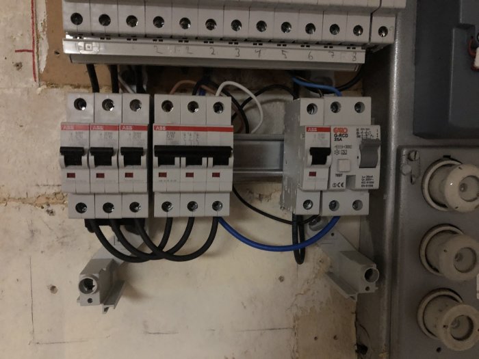 Elskåp med säkringsautomater och jordfelsbrytare, omarrangerat för att passa ny installation.