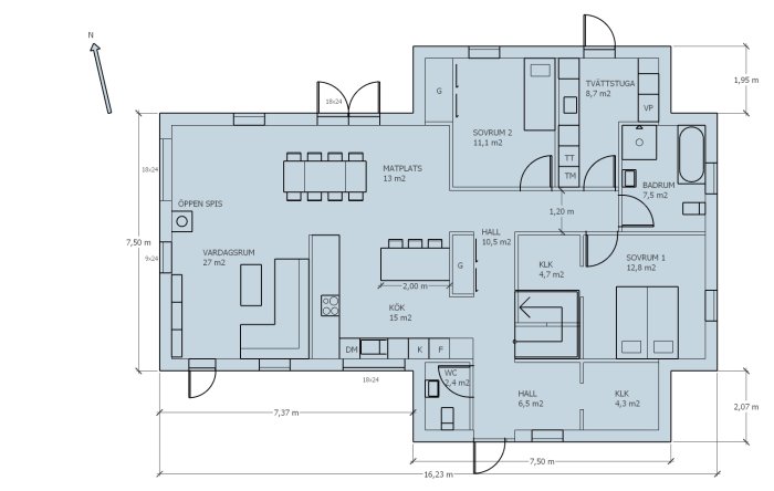Arkitektritning av första våningen i ett lösvirkeshus med detaljerade mått och rumsuppdelningar, inklusive kök, vardagsrum och sovrum.
