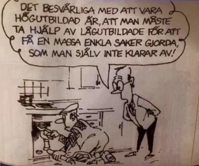 Serieteckning där en person tittar på en hantverkare som arbetar under köksskåp med text som skämtar om utbildning.