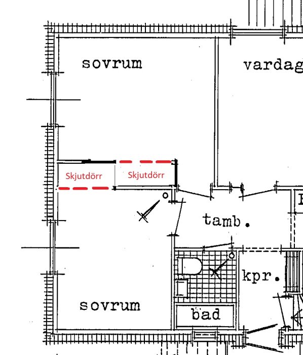 Ritning av husplan med markerade platser för nya skjutdörrar mellan två sovrum.