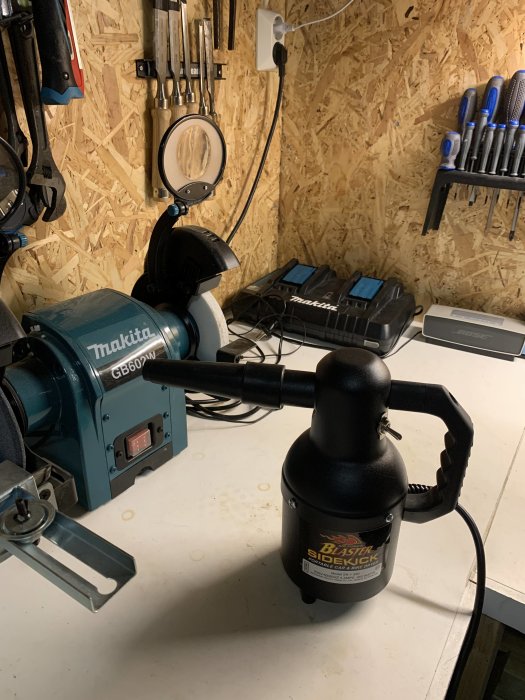 MetroVac Air force blaster sidekick i en verkstad med verktyg och en Makita slipmaskin.